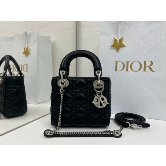 Replica Borsa Dior Mini Lady Dior Arco con ciondoli D.I.O.R neri hardware argento Imitazioni Replica Borsa Dior Mini Lady Dior Arco con ciondoli D.I.O.R neri hardware argento