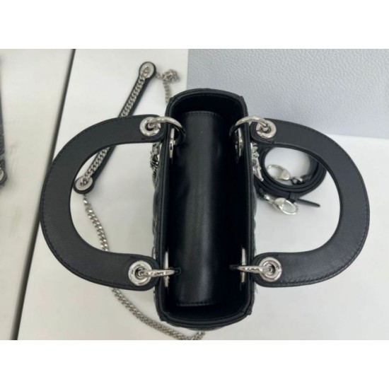 Replica Borsa Dior Mini Lady Dior Arco con ciondoli D.I.O.R neri hardware argento Imitazioni Replica Borsa Dior Mini Lady Dior Arco con ciondoli D.I.O.R neri hardware argento