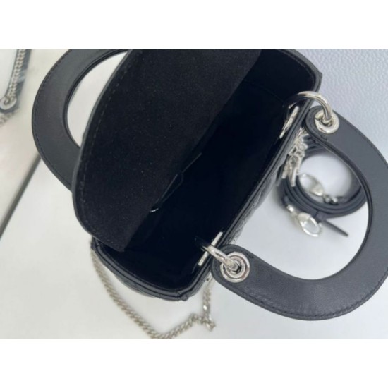 Replica Borsa Dior Mini Lady Dior Arco con ciondoli D.I.O.R neri hardware argento Imitazioni Replica Borsa Dior Mini Lady Dior Arco con ciondoli D.I.O.R neri hardware argento