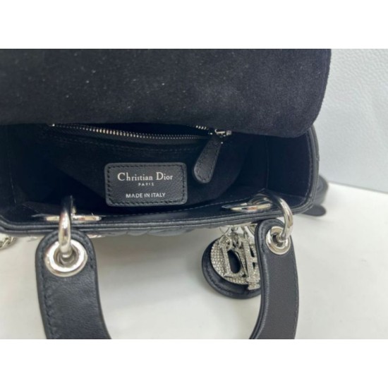 Replica Borsa Dior Mini Lady Dior Arco con ciondoli D.I.O.R neri hardware argento Imitazioni Replica Borsa Dior Mini Lady Dior Arco con ciondoli D.I.O.R neri hardware argento