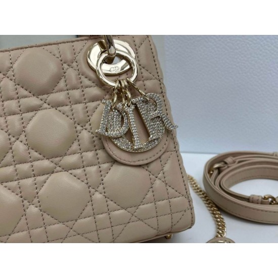 Replica Borse Dior Mini Lady Dior Arco con ciondoli D.I.O.R Beige Imitazioni Replica Borse Dior Mini Lady Dior Arco con ciondoli D.I.O.R Beige