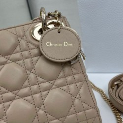 Replica Borse Dior Mini Lady Dior Arco con ciondoli D.I.O.R Beige Imitazioni Replica Borse Dior Mini Lady Dior Arco con ciondoli D.I.O.R Beige