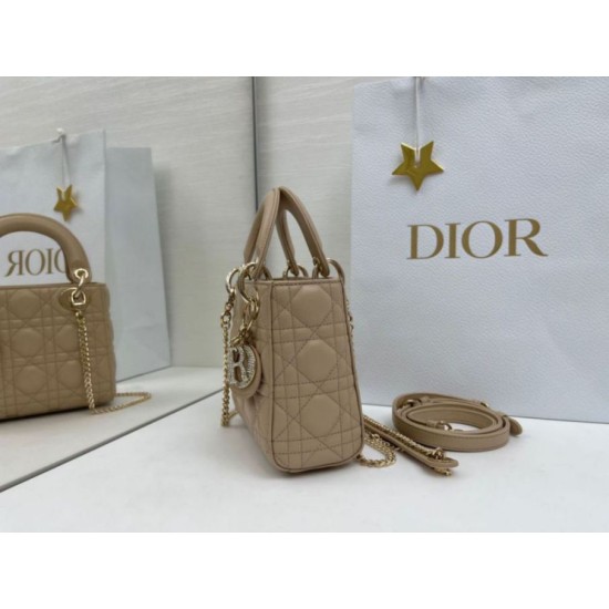 Replica Borse Dior Mini Lady Dior Arco con ciondoli D.I.O.R Beige Imitazioni Replica Borse Dior Mini Lady Dior Arco con ciondoli D.I.O.R Beige