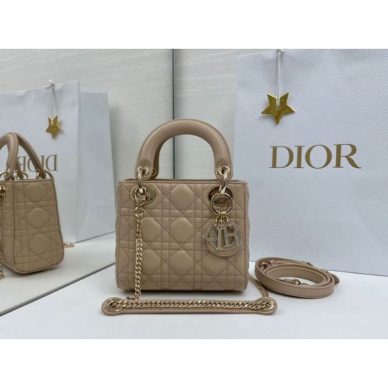 Replica Borse Dior Mini Lady Dior Arco con ciondoli D.I.O.R Beige Imitazioni Replica Borse Dior Mini Lady Dior Arco con ciondoli D.I.O.R Beige