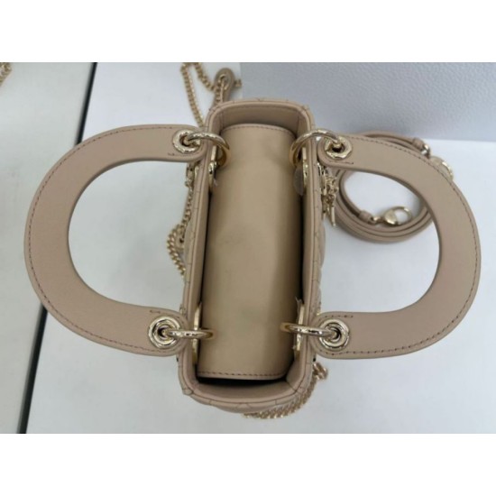 Replica Borse Dior Mini Lady Dior Arco con ciondoli D.I.O.R Beige Imitazioni Replica Borse Dior Mini Lady Dior Arco con ciondoli D.I.O.R Beige