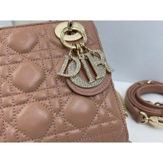 Replica Borse Dior Mini Lady Dior Arco con ciondoli D.I.O.R Rosa cipria Imitazioni Replica Borse Dior Mini Lady Dior Arco con ciondoli D.I.O.R Rosa cipria