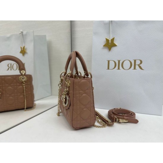 Replica Borse Dior Mini Lady Dior Arco con ciondoli D.I.O.R Rosa cipria Imitazioni Replica Borse Dior Mini Lady Dior Arco con ciondoli D.I.O.R Rosa cipria