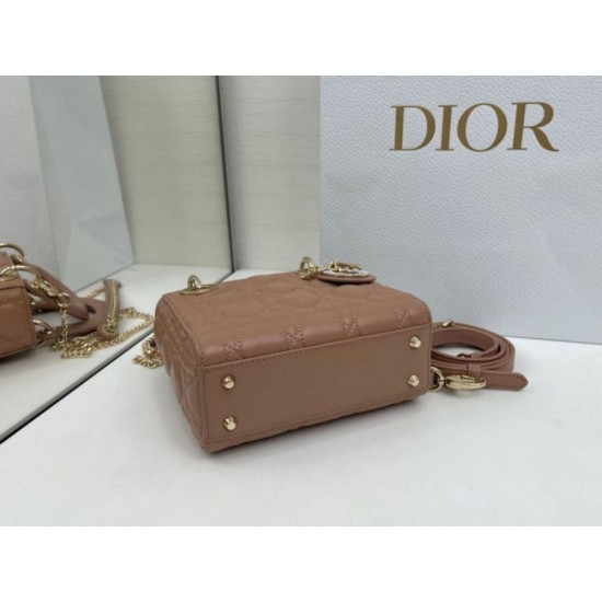 Replica Borse Dior Mini Lady Dior Arco con ciondoli D.I.O.R Rosa cipria Imitazioni Replica Borse Dior Mini Lady Dior Arco con ciondoli D.I.O.R Rosa cipria