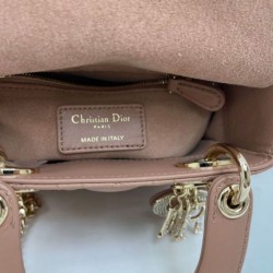 Replica Borse Dior Mini Lady Dior Arco con ciondoli D.I.O.R Rosa cipria Imitazioni Replica Borse Dior Mini Lady Dior Arco con ciondoli D.I.O.R Rosa cipria