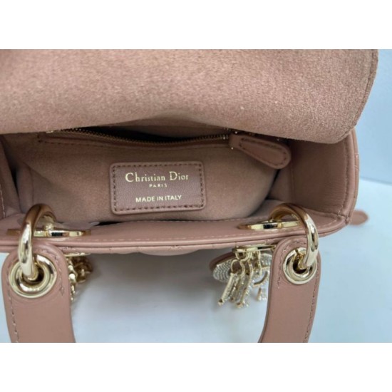 Replica Borse Dior Mini Lady Dior Arco con ciondoli D.I.O.R Rosa cipria Imitazioni Replica Borse Dior Mini Lady Dior Arco con ciondoli D.I.O.R Rosa cipria