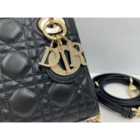 Replica Borsa Dior Mini Lady Dior Arco con ciondoli D.I.O.R neri hardware dorato Imitazioni Replica Borsa Dior Mini Lady Dior Arco con ciondoli D.I.O.R neri hardware dorato