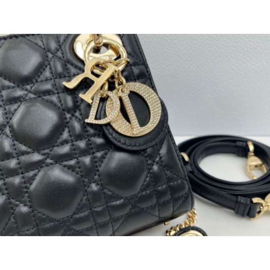 Replica Borsa Dior Mini Lady Dior Arco con ciondoli D.I.O.R neri hardware dorato Imitazioni Replica Borsa Dior Mini Lady Dior Arco con ciondoli D.I.O.R neri hardware dorato