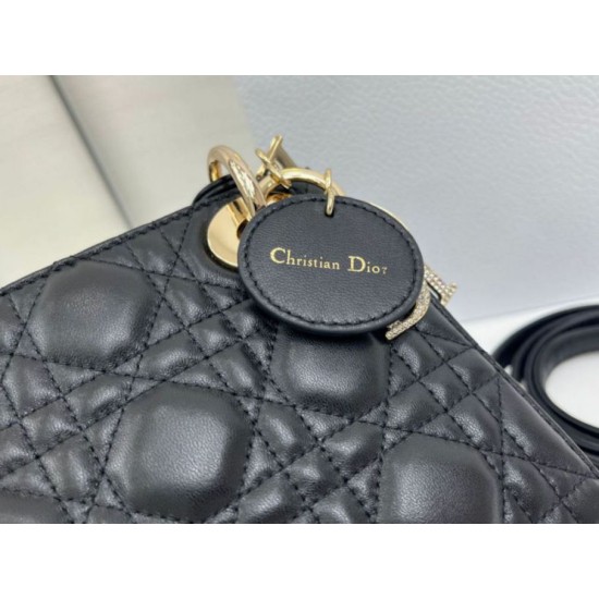Replica Borsa Dior Mini Lady Dior Arco con ciondoli D.I.O.R neri hardware dorato Imitazioni Replica Borsa Dior Mini Lady Dior Arco con ciondoli D.I.O.R neri hardware dorato