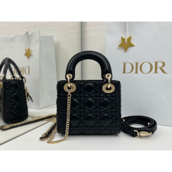 Replica Borsa Dior Mini Lady Dior Arco con ciondoli D.I.O.R neri hardware dorato Imitazioni Replica Borsa Dior Mini Lady Dior Arco con ciondoli D.I.O.R neri hardware dorato