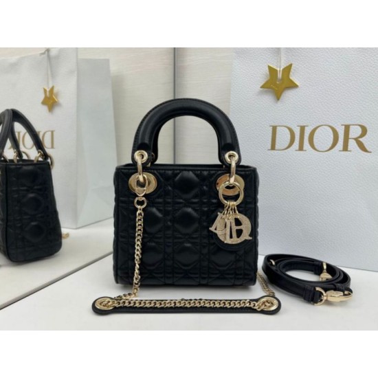 Replica Borsa Dior Mini Lady Dior Arco con ciondoli D.I.O.R neri hardware dorato Imitazioni Replica Borsa Dior Mini Lady Dior Arco con ciondoli D.I.O.R neri hardware dorato