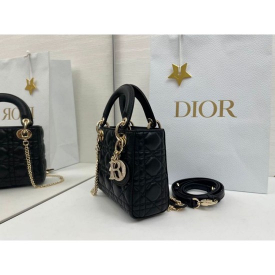 Replica Borsa Dior Mini Lady Dior Arco con ciondoli D.I.O.R neri hardware dorato Imitazioni Replica Borsa Dior Mini Lady Dior Arco con ciondoli D.I.O.R neri hardware dorato