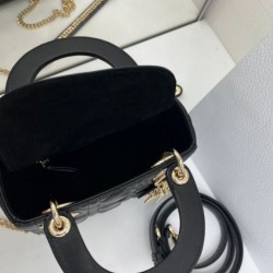 Replica Borsa Dior Mini Lady Dior Arco con ciondoli D.I.O.R neri hardware dorato Imitazioni Replica Borsa Dior Mini Lady Dior Arco con ciondoli D.I.O.R neri hardware dorato