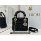 Replica Borsa Dior Mini Lady Dior Arco con ciondoli D.I.O.R neri hardware dorato Imitazioni Replica Borsa Dior Mini Lady Dior Arco con ciondoli D.I.O.R neri hardware dorato