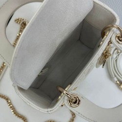 Replica Borse Dior Mini Lady Dior Arco con ciondoli D.I.O.R bianco hardware dorato Imitazioni Replica Borse Dior Mini Lady Dior Arco con ciondoli D.I.O.R bianco hardware dorato