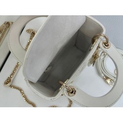 Borse Dior Mini Lady Dior Arco con ciondoli D.I.O.R bianco hardware dorato Borse Dior Mini Lady Dior Arco con ciondoli D.I.O.R bianco hardware dorato