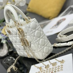 Replica Borsa Dior piccola Lady Dior My ABCDior con ciondolo D.I.O.R agnello cannage bianco Imitazioni Replica Borsa Dior piccola Lady Dior My ABCDior con ciondolo D.I.O.R agnello cannage bianco