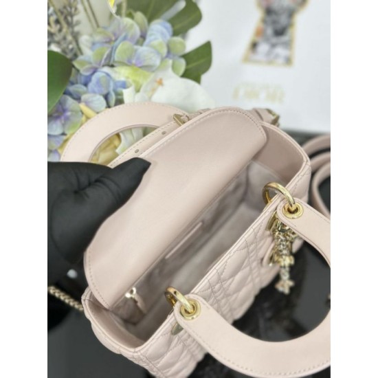 Replica Perfetta Dior piccola Lady Dior My ABCDior con ciondolo D.I.O.R agnello cannage Rosa Imitazioni Replica Perfetta Dior piccola Lady Dior My ABCDior con ciondolo D.I.O.R agnello cannage Rosa