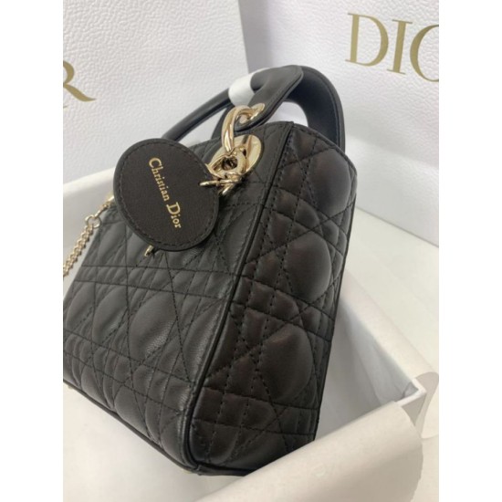 Replica Borsa Mini Lady Dior con cuciture cannage nero Imitazioni Replica Borsa Mini Lady Dior con cuciture cannage nero