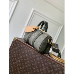 Borsa Pari Louis Vuitton Keepall Bandoulière 25 M26930 uomo verde Borsa Pari Louis Vuitton Keepall Bandoulière 25 M26930 uomo verde