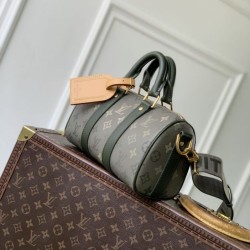 Replica Bora Pari Louis Vuitton Keepall Bandoulière 25 M26930 uomo verde Imitazioni Replica Bora Pari Louis Vuitton Keepall Bandoulière 25 M26930 uomo verde