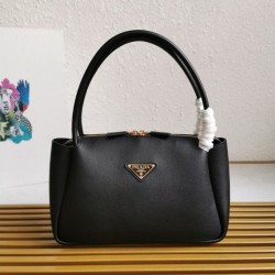 Replica Borsa a tracolla Prada con logo triangolare nero Riproduzione Fedele Borsa a tracolla Prada con logo triangolare nero imitazioni