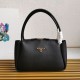 Replica Borsa a tracolla Prada con logo triangolare nero Riproduzione Fedele Borsa a tracolla Prada con logo triangolare nero imitazioni