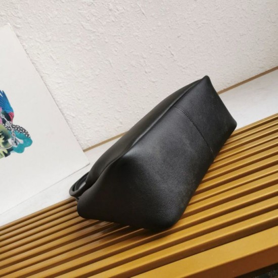 Replica Borsa a tracolla Prada con logo triangolare nero Riproduzione Fedele Borsa a tracolla Prada con logo triangolare nero imitazioni