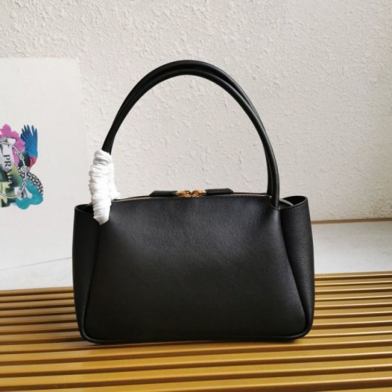 Replica Borsa a tracolla Prada con logo triangolare nero Riproduzione Fedele Borsa a tracolla Prada con logo triangolare nero imitazioni