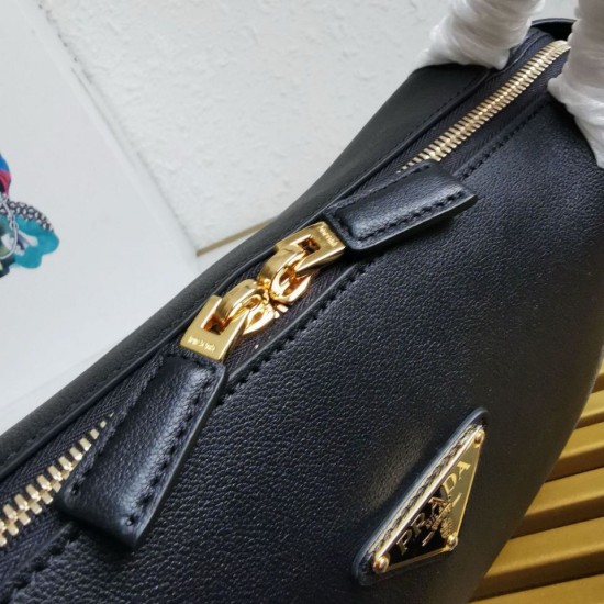 Replica Borsa a tracolla Prada con logo triangolare nero Riproduzione Fedele Borsa a tracolla Prada con logo triangolare nero imitazioni
