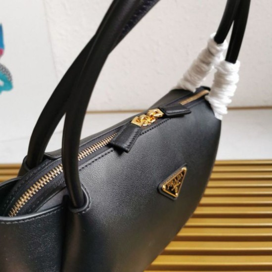 Replica Borsa a tracolla Prada con logo triangolare nero Riproduzione Fedele Borsa a tracolla Prada con logo triangolare nero imitazioni
