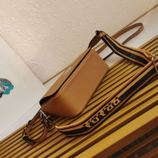 Replica Imitazione Borsa 1:1 a tracolla piccola Prada Flap Granata Marrone Riproduzione Fedele Imitazione Borsa Replica a tracolla piccola Prada Flap Granata Marrone imitazioni