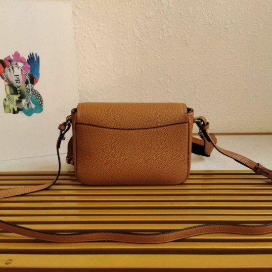 Replica Imitazione Borsa 1:1 a tracolla piccola Prada Flap Granata Marrone Riproduzione Fedele Imitazione Borsa Replica a tracolla piccola Prada Flap Granata Marrone imitazioni
