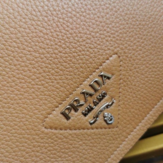 Replica Imitazione Borsa 1:1 a tracolla piccola Prada Flap Granata Marrone Riproduzione Fedele Imitazione Borsa Replica a tracolla piccola Prada Flap Granata Marrone imitazioni