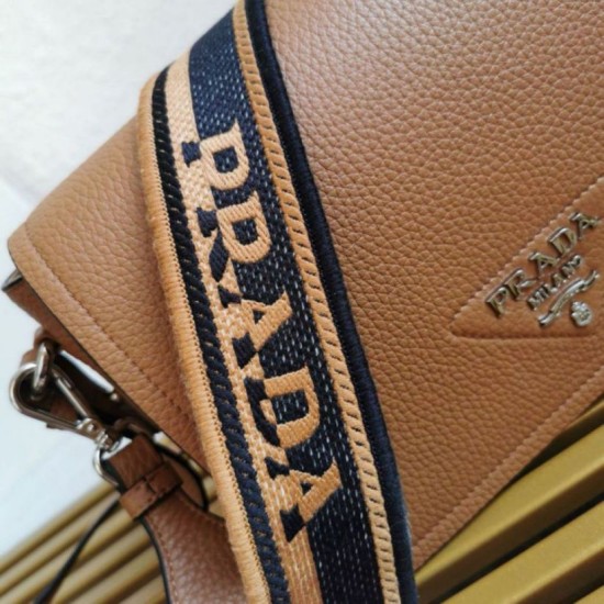 Replica Imitazione Borsa 1:1 a tracolla piccola Prada Flap Granata Marrone Riproduzione Fedele Imitazione Borsa Replica a tracolla piccola Prada Flap Granata Marrone imitazioni