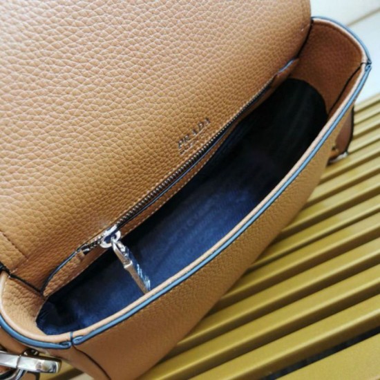 Replica Imitazione Borsa 1:1 a tracolla piccola Prada Flap Granata Marrone Riproduzione Fedele Imitazione Borsa Replica a tracolla piccola Prada Flap Granata Marrone imitazioni