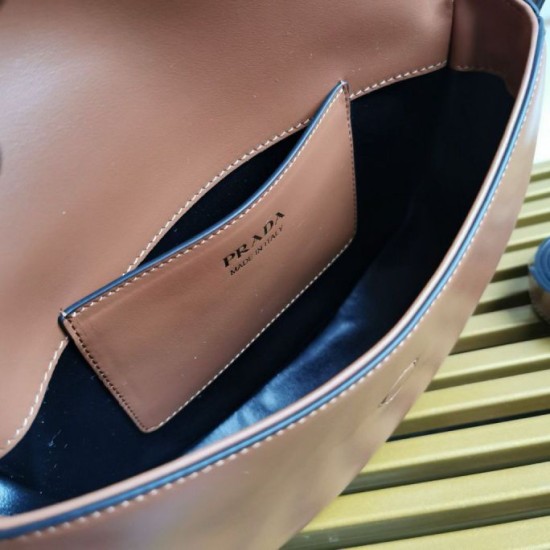 Replica Prada Arque Shoulder Bag con Flap Brown Riproduzione Fedele Prada Arque Shoulder Bag con Flap Brown imitazioni