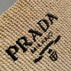 Riproduzione Fedele Borsa tote grande Prada all'uncinetto in filato effetto rafia beige imitazioni
