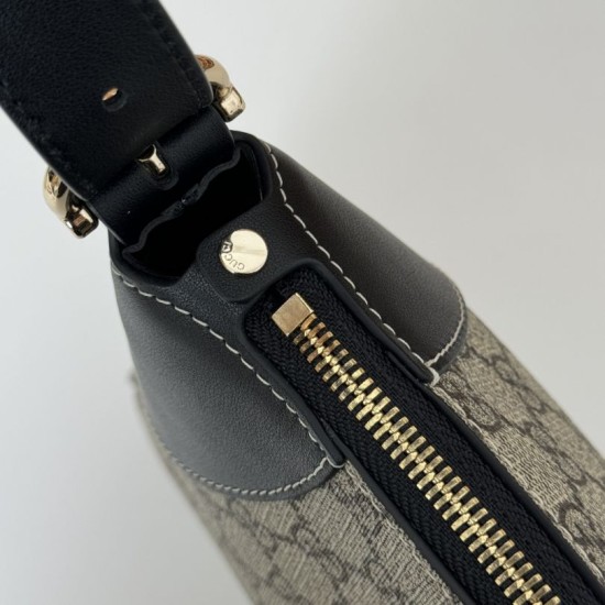 Replica Borsa a tracolla media Gucci GG Emblem 815217 nero Riproduzione Fedele Borsa a tracolla media Gucci GG Emblem 815217 nero imitazioni