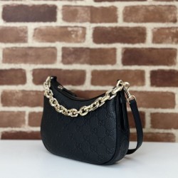 Replica Imitazione Gucci 815409 GG Emblem borsa a tracolla piccola mezzaluna Nero Riproduzione Fedele Imitazione Gucci 815409 GG Emblem borsa a tracolla piccola mezzaluna Nero imitazioni