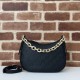 Replica Imitazione Gucci 815409 GG Emblem borsa a tracolla piccola mezzaluna Nero Riproduzione Fedele Imitazione Gucci 815409 GG Emblem borsa a tracolla piccola mezzaluna Nero imitazioni