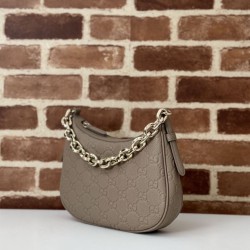 Riproduzione Fedele Gucci 815409 GG Emblem borsa a tracolla piccola mezzaluna Talpa imitazioni