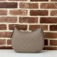 Replica Gucci 815409 GG Emblem borsa a tracolla piccola mezzaluna Talpa Riproduzione Fedele Gucci 815409 GG Emblem borsa a tracolla piccola mezzaluna Talpa imitazioni