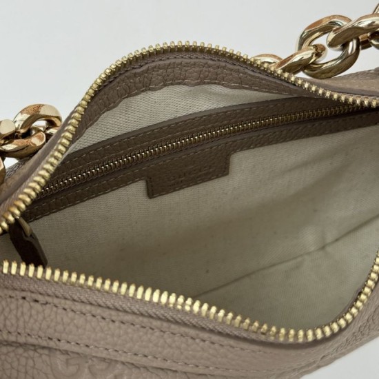 Replica Gucci 815409 GG Emblem borsa a tracolla piccola mezzaluna Talpa Riproduzione Fedele Gucci 815409 GG Emblem borsa a tracolla piccola mezzaluna Talpa imitazioni