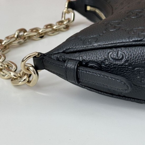 Replica Gucci 820453 Borsa a tracolla media GG Emblem Nero Riproduzione Fedele Gucci 820453 Borsa a tracolla media GG Emblem Nero imitazioni