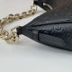 Replica Gucci 820453 Borsa a tracolla media GG Emblem Nero Riproduzione Fedele Gucci 820453 Borsa a tracolla media GG Emblem Nero imitazioni